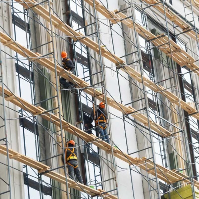 obreros trabajando en fachada